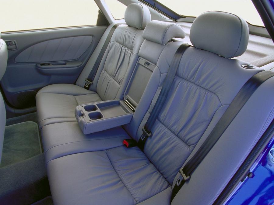 Интерьер Toyota Avensis Hatchback 1997 года  (фото 3 из 8)